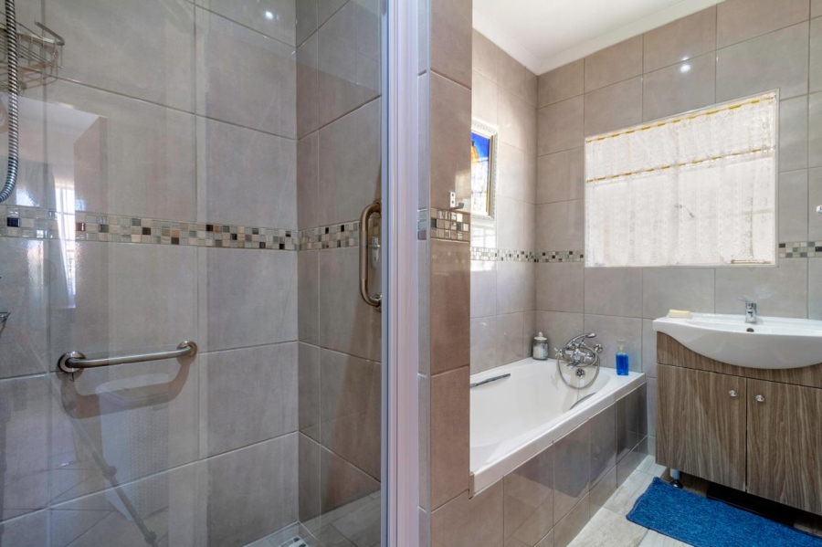 2 Bedroom Property for Sale in Helderkruin Gauteng