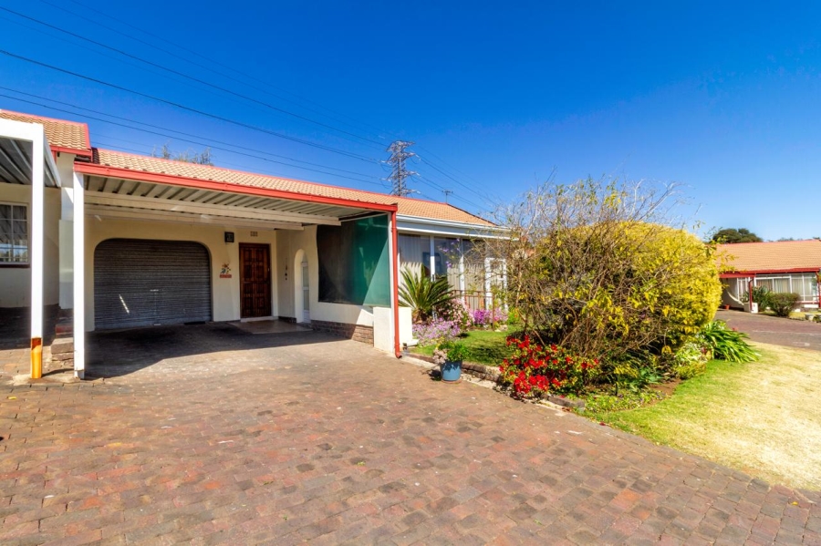 2 Bedroom Property for Sale in Helderkruin Gauteng