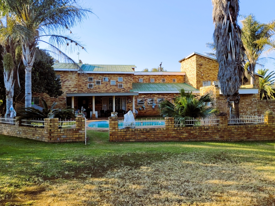 7 Bedroom Property for Sale in Bashewa A H Gauteng