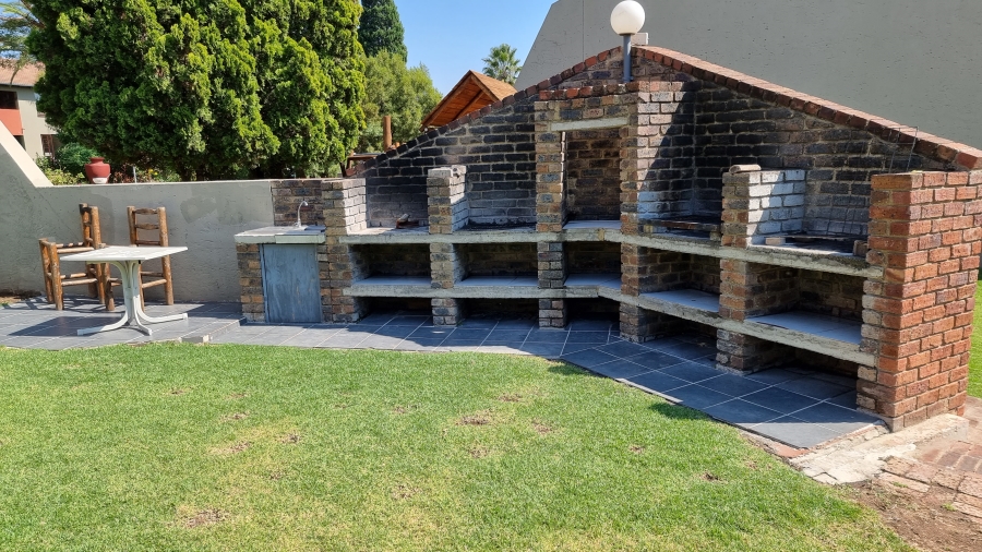 To Let 2 Bedroom Property for Rent in Sunninghill Gauteng