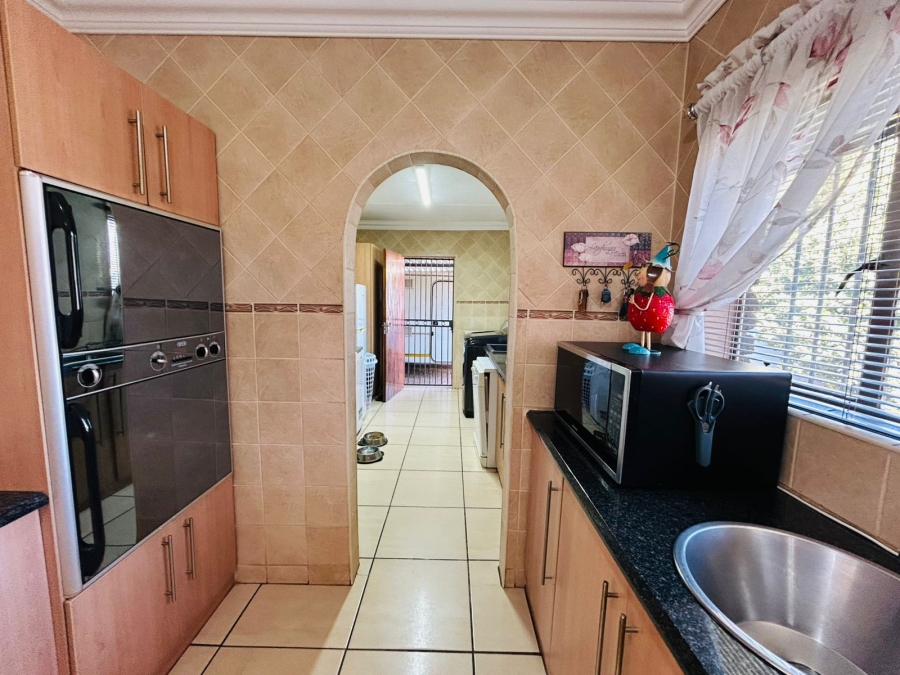 4 Bedroom Property for Sale in Strubenvale Gauteng