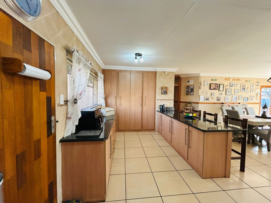 4 Bedroom Property for Sale in Strubenvale Gauteng