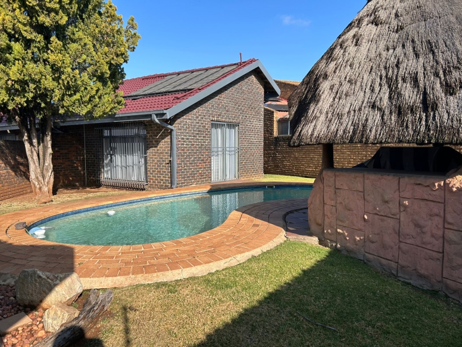 4 Bedroom Property for Sale in Strubenvale Gauteng