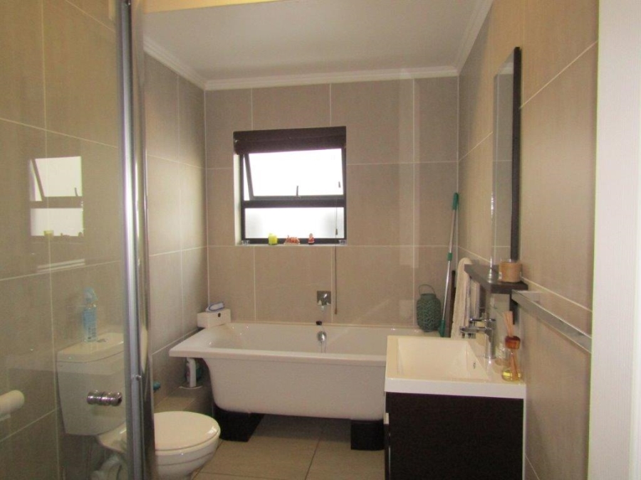 2 Bedroom Property for Sale in Greenstone Hill Gauteng