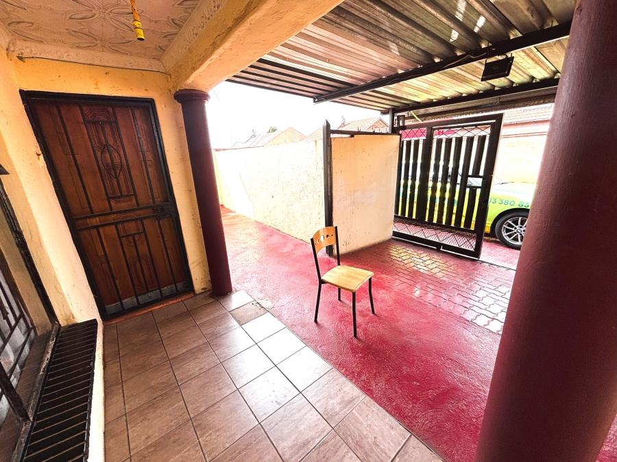 2 Bedroom Property for Sale in Ililiba Gauteng