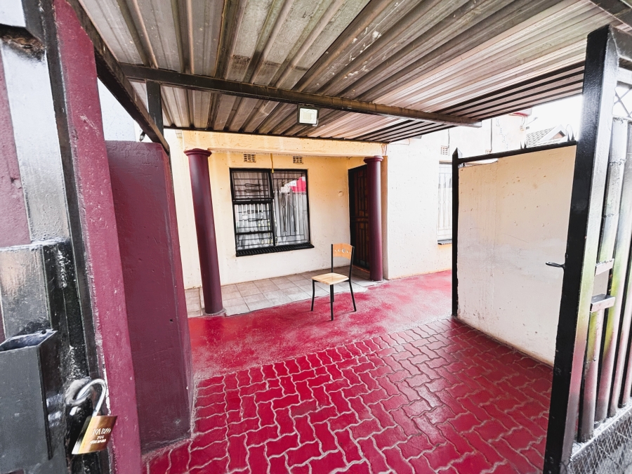 2 Bedroom Property for Sale in Ililiba Gauteng