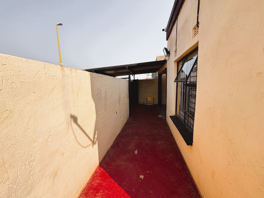 2 Bedroom Property for Sale in Ililiba Gauteng