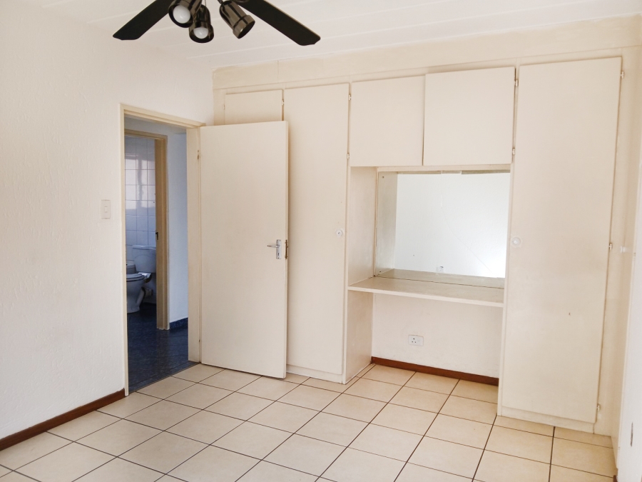 2 Bedroom Property for Sale in Little Falls Gauteng