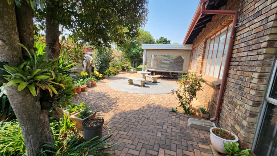 3 Bedroom Property for Sale in Rooihuiskraal Gauteng
