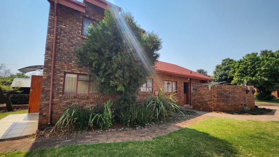 3 Bedroom Property for Sale in Rooihuiskraal Gauteng