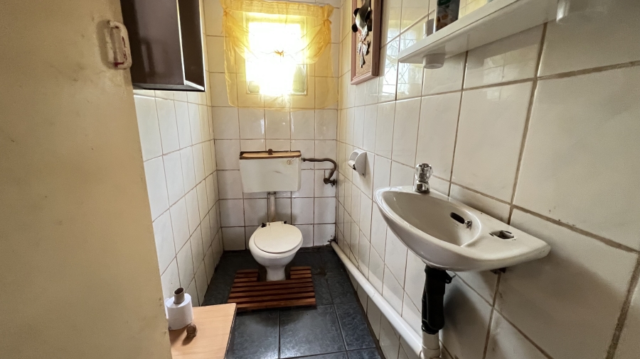 5 Bedroom Property for Sale in Pelzvale A H Gauteng