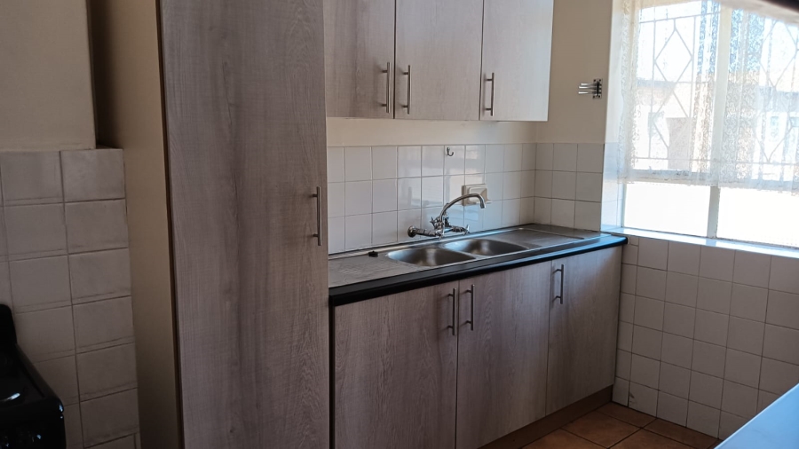 To Let 2 Bedroom Property for Rent in Monument Gauteng