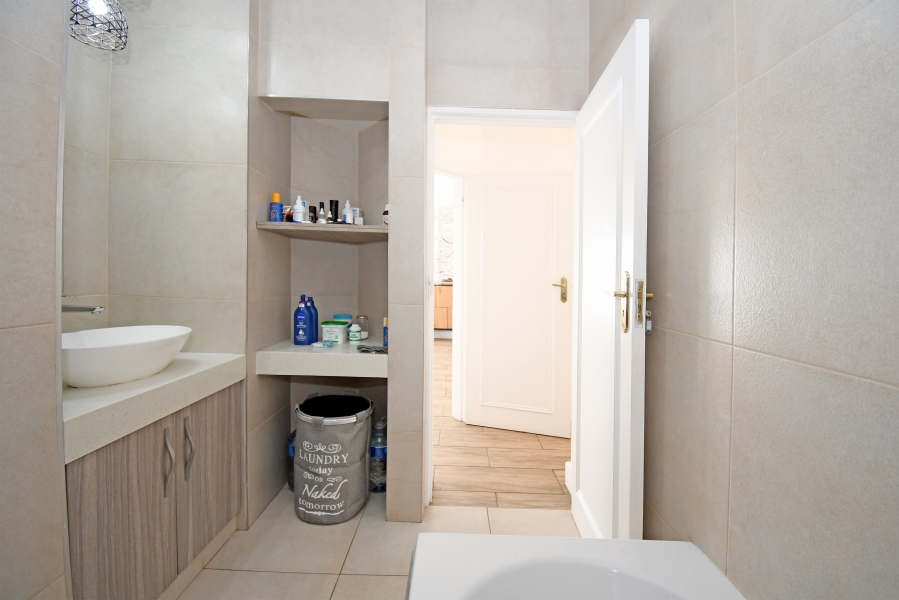 2 Bedroom Property for Sale in Saxonwold Gauteng