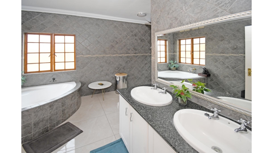 4 Bedroom Property for Sale in Kyalami Hills Gauteng