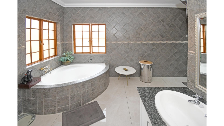 4 Bedroom Property for Sale in Kyalami Hills Gauteng