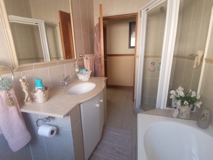 To Let 3 Bedroom Property for Rent in Three Rivers Proper Gauteng