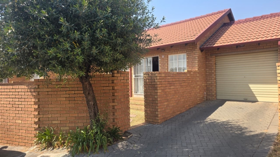 2 Bedroom Property for Sale in The Reeds Gauteng