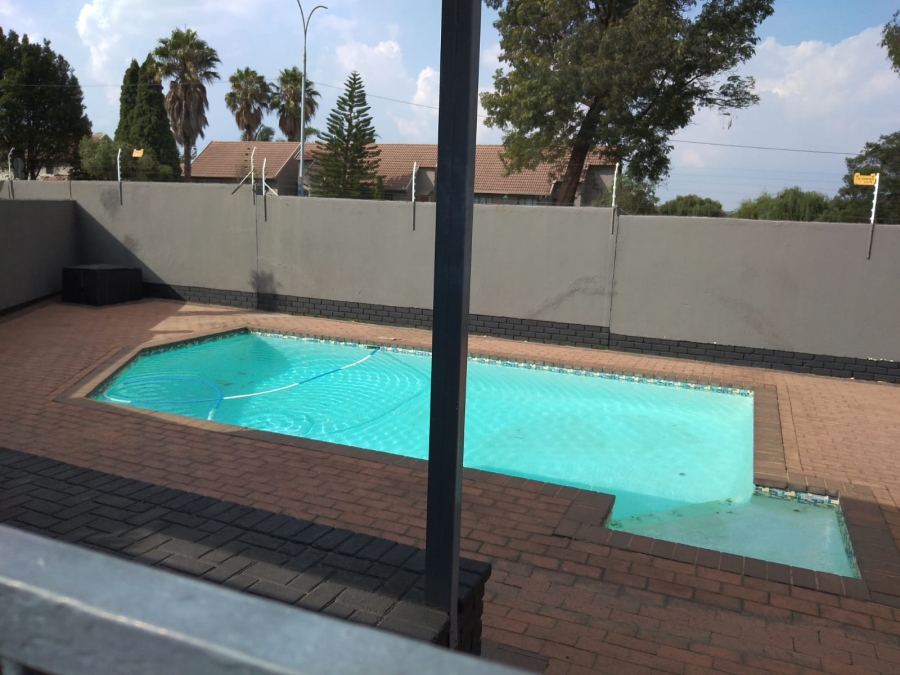 To Let 2 Bedroom Property for Rent in Radiokop Gauteng