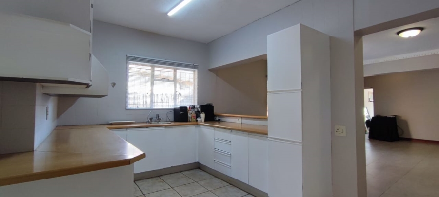 7 Bedroom Property for Sale in Eldoraigne Gauteng