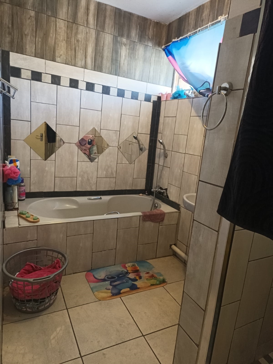 2 Bedroom Property for Sale in Greenhills Gauteng