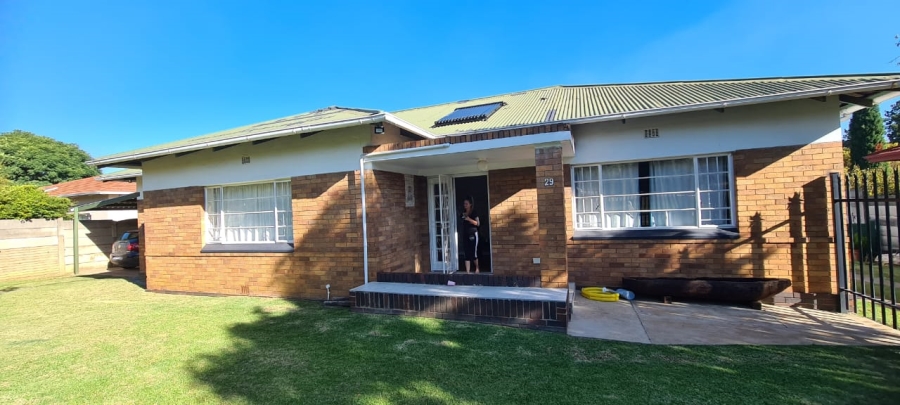 To Let 3 Bedroom Property for Rent in Farrarmere Gauteng