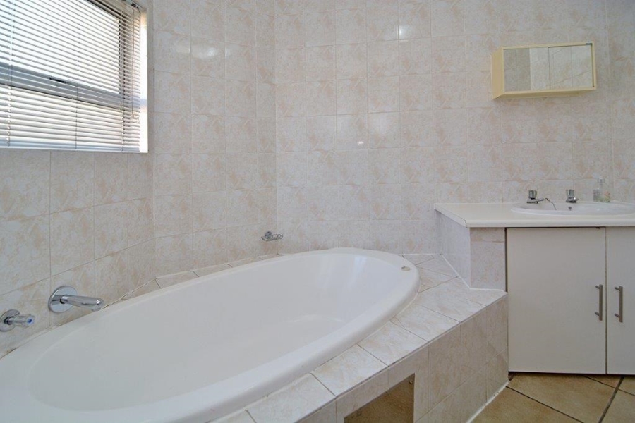 To Let 3 Bedroom Property for Rent in Bedfordview Gauteng