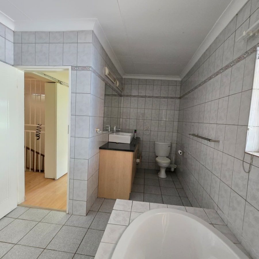 To Let 1 Bedroom Property for Rent in Waverley Gauteng
