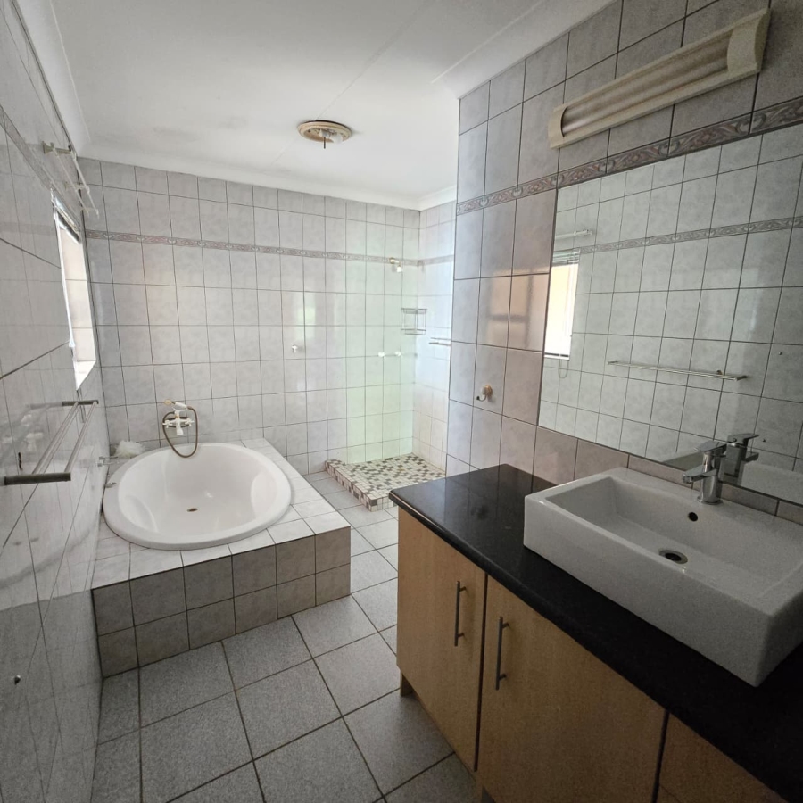 To Let 1 Bedroom Property for Rent in Waverley Gauteng