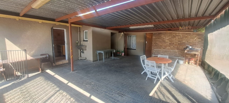8 Bedroom Property for Sale in Lilianton Gauteng