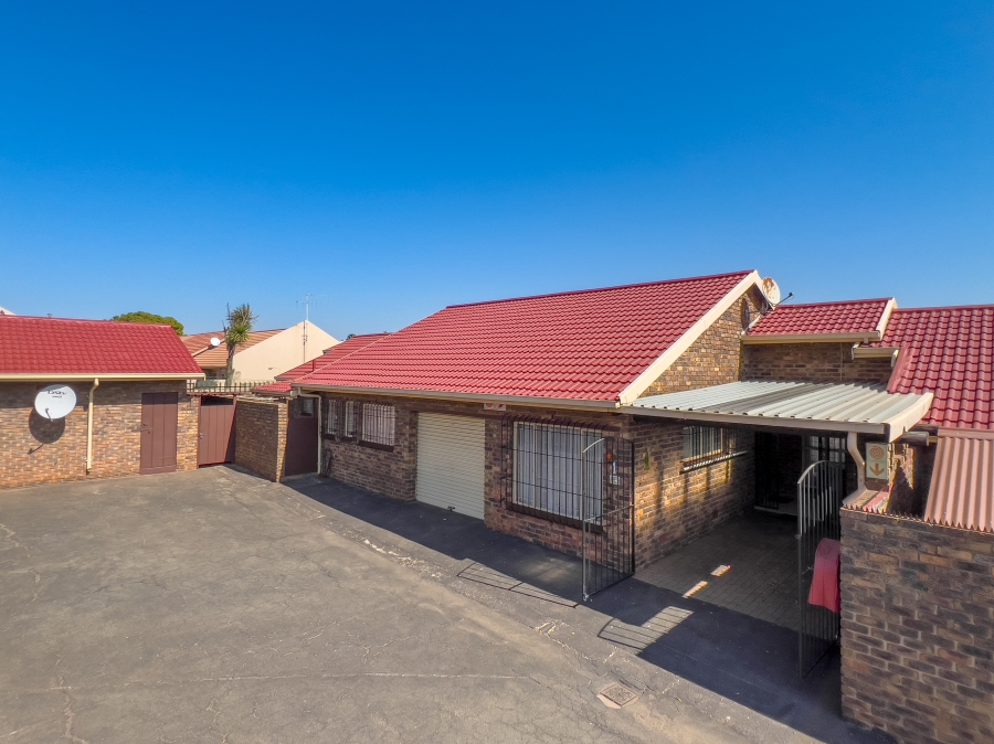 4 Bedroom Property for Sale in Birchleigh North Gauteng