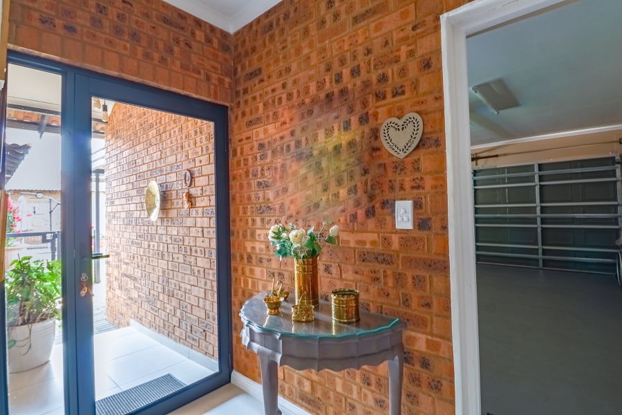 2 Bedroom Property for Sale in The Retreat Gauteng