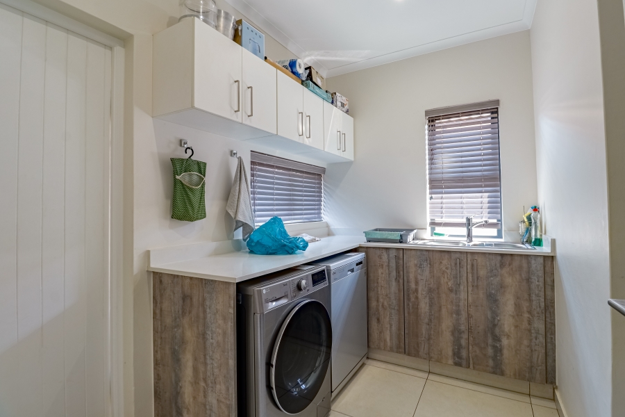 2 Bedroom Property for Sale in The Retreat Gauteng