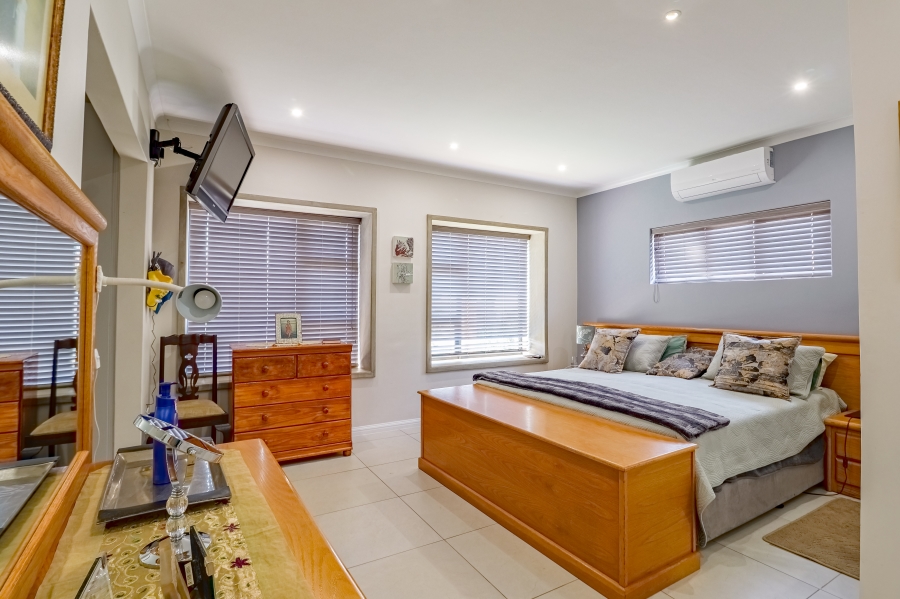 2 Bedroom Property for Sale in The Retreat Gauteng