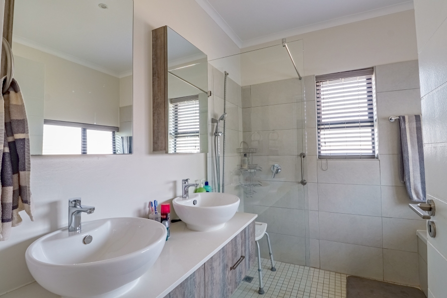 2 Bedroom Property for Sale in The Retreat Gauteng