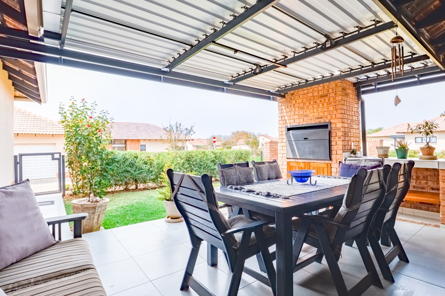 2 Bedroom Property for Sale in The Retreat Gauteng