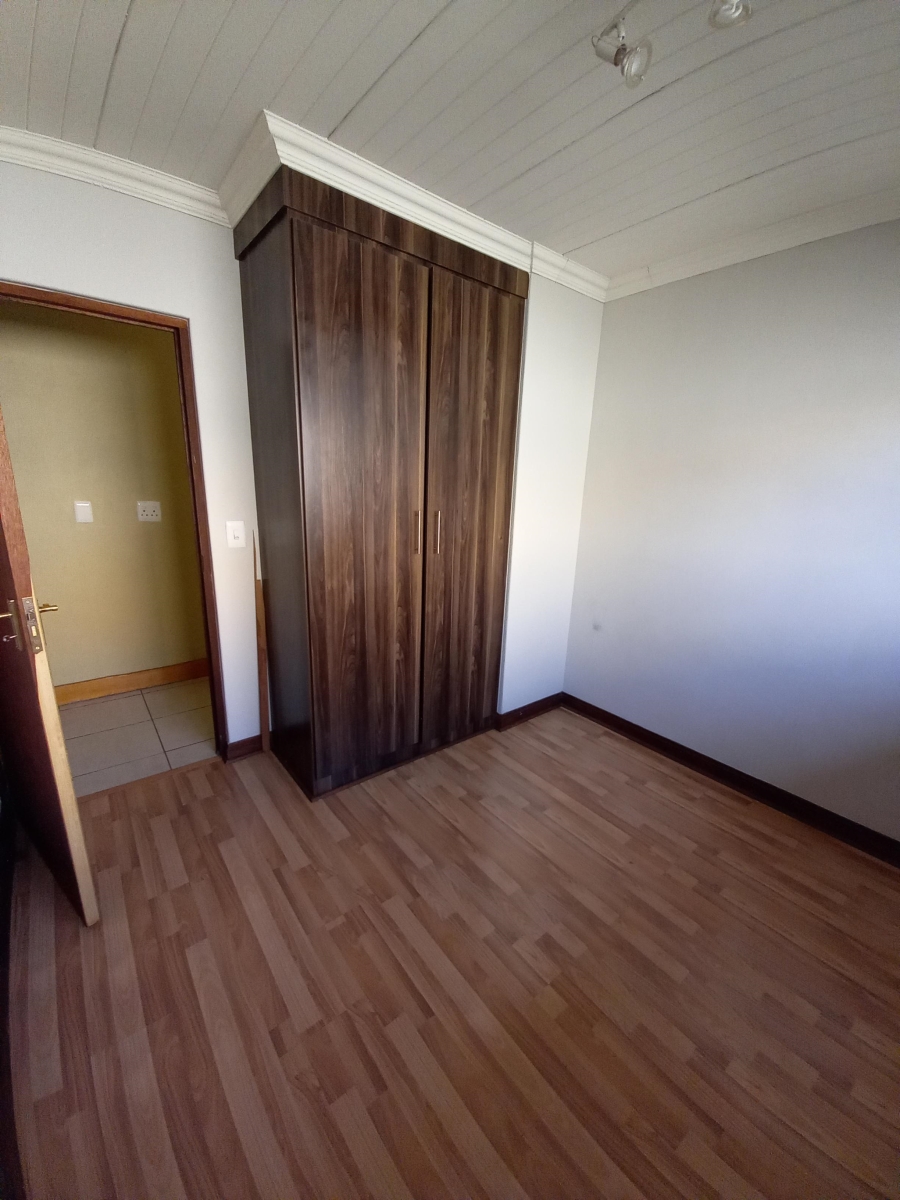 To Let 2 Bedroom Property for Rent in Waverley Gauteng