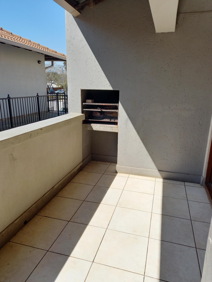 To Let 2 Bedroom Property for Rent in Waverley Gauteng