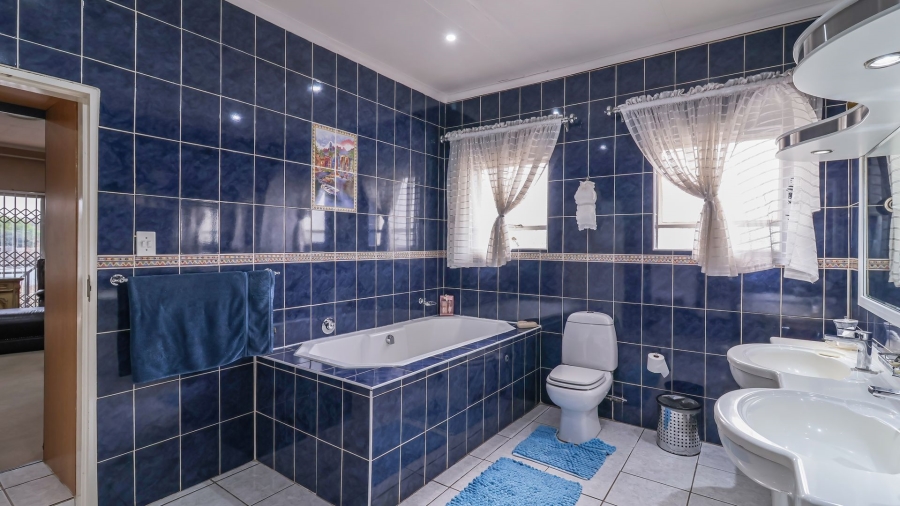 5 Bedroom Property for Sale in Florida Gauteng