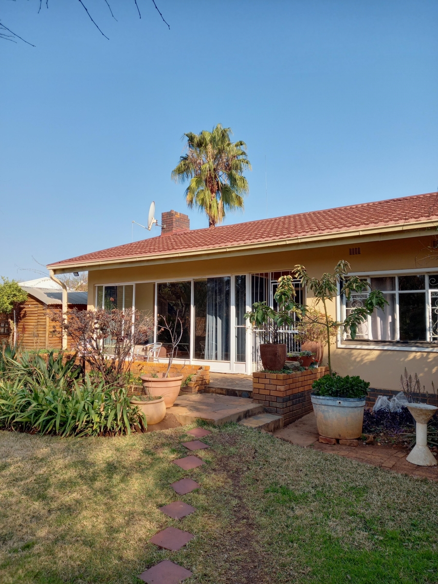 To Let 2 Bedroom Property for Rent in Waverley Gauteng