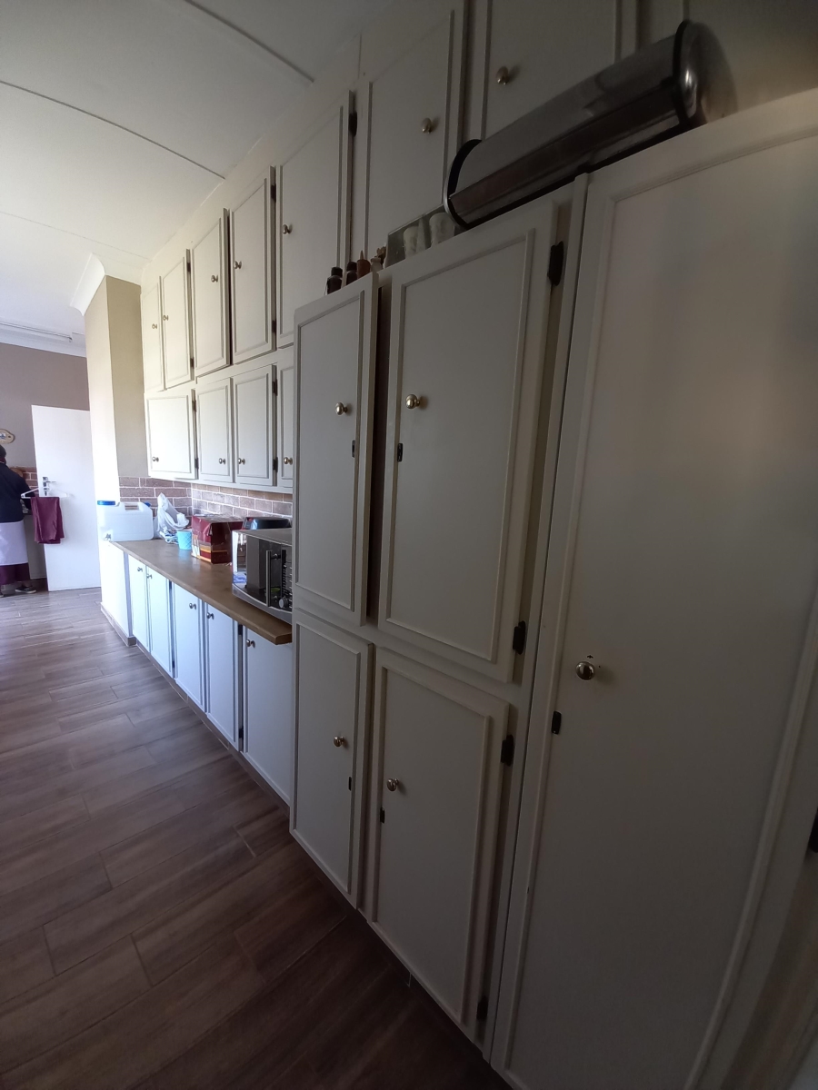 To Let 2 Bedroom Property for Rent in Waverley Gauteng