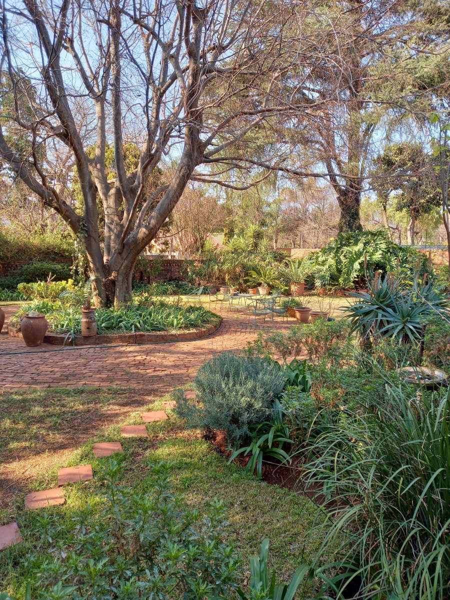 To Let 2 Bedroom Property for Rent in Waverley Gauteng
