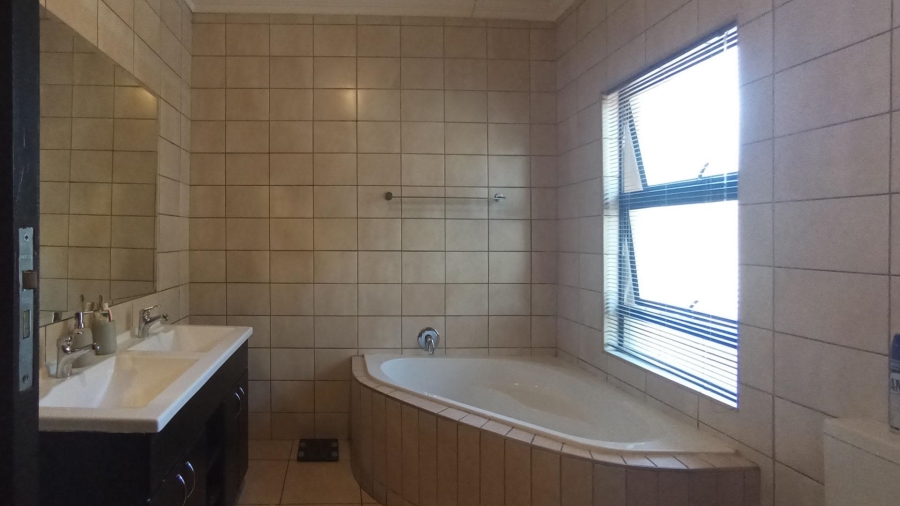 3 Bedroom Property for Sale in Amberfield Valley Gauteng