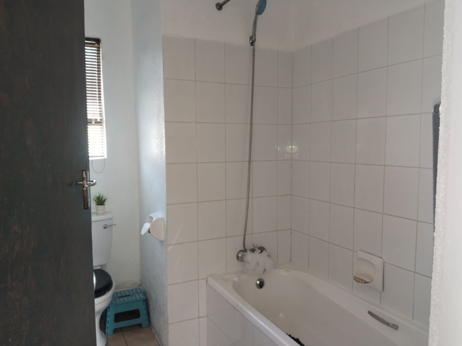 2 Bedroom Property for Sale in Peacehaven Gauteng