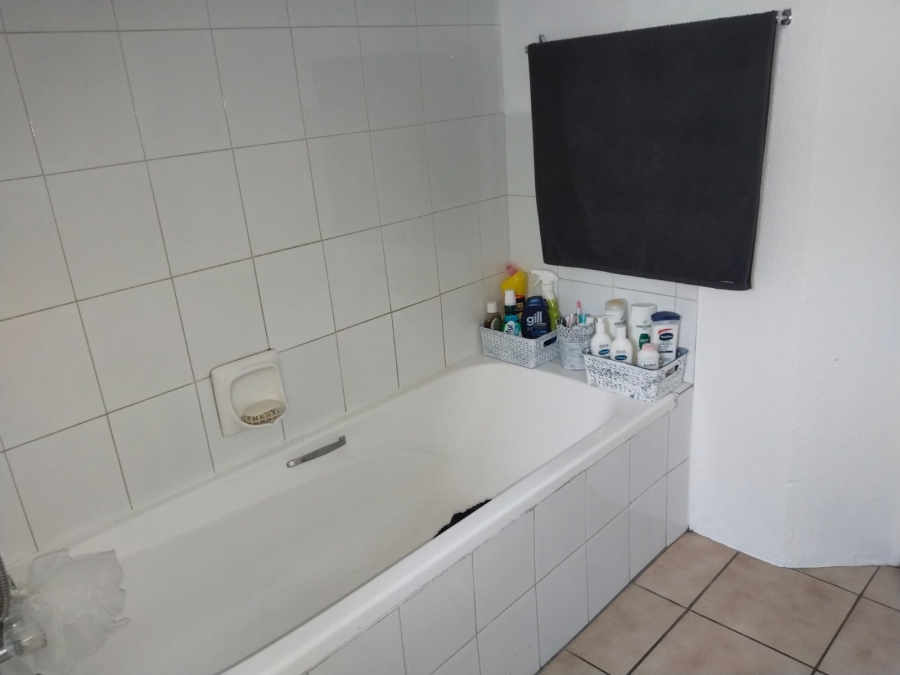 2 Bedroom Property for Sale in Peacehaven Gauteng
