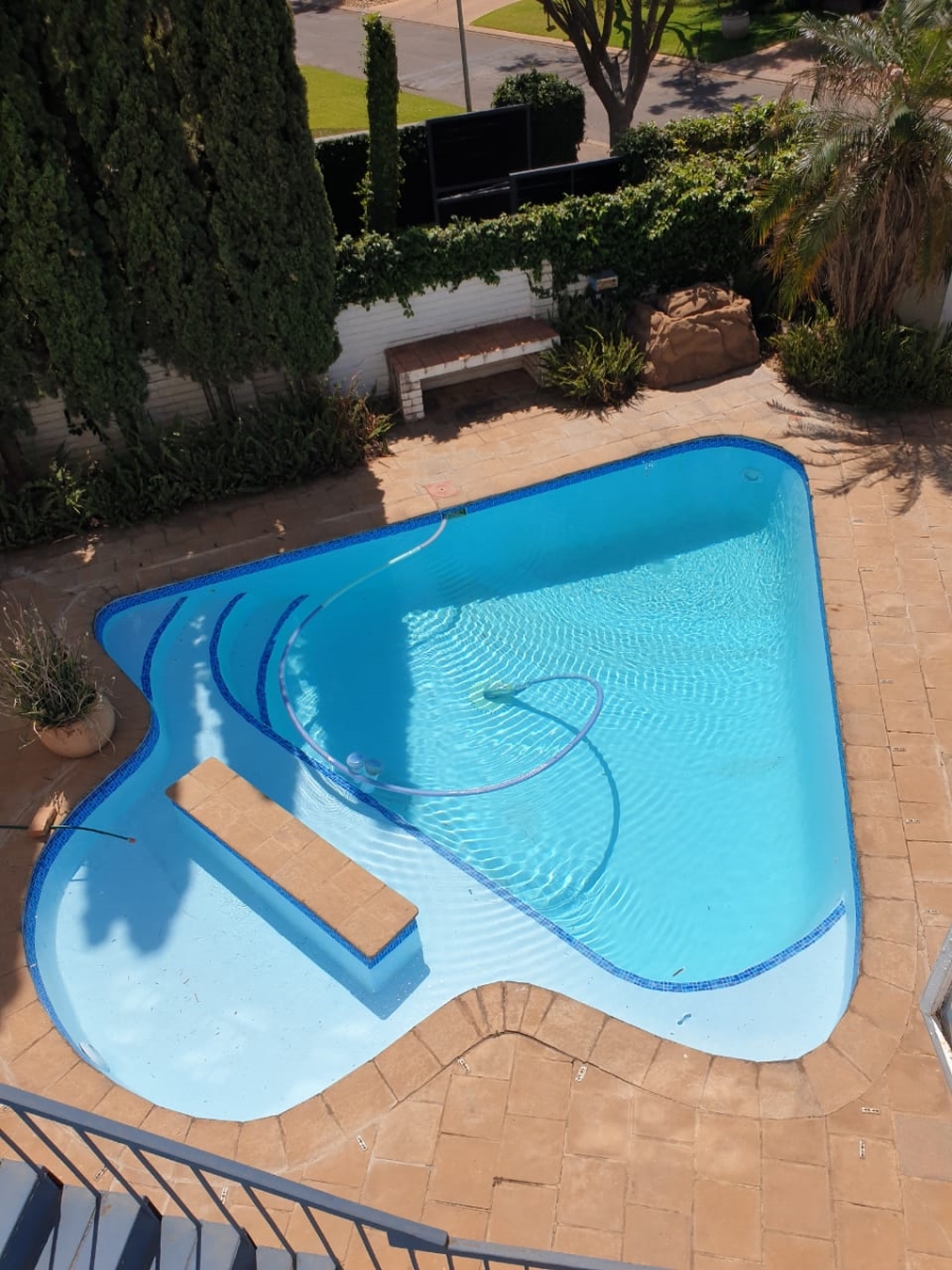 5 Bedroom Property for Sale in Silver Lakes Golf Estate Gauteng