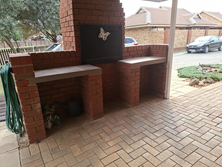 2 Bedroom Property for Sale in Montana Tuine Gauteng