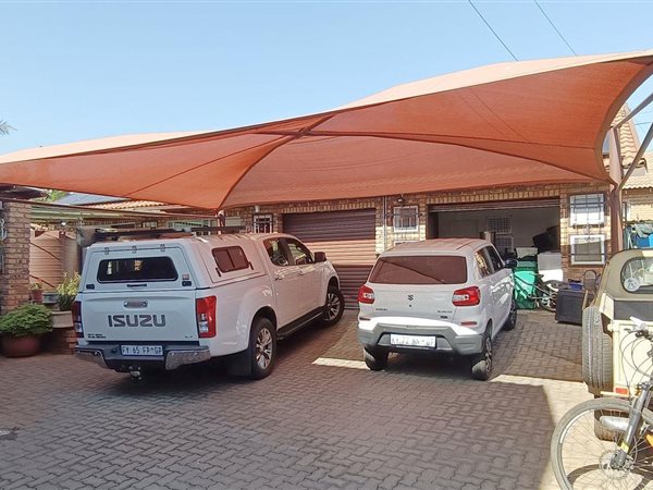 5 Bedroom Property for Sale in Theresa Park Gauteng