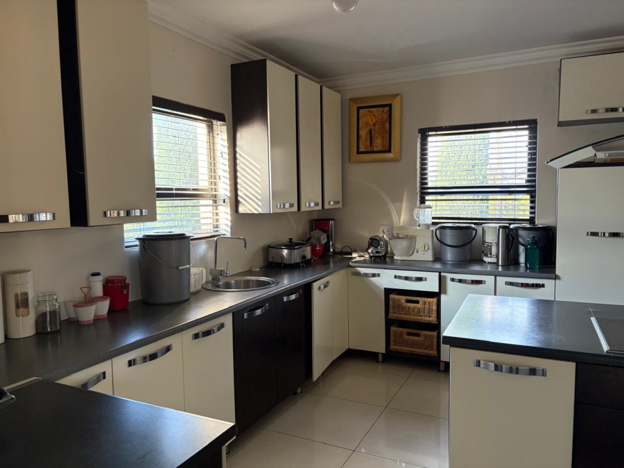 To Let 5 Bedroom Property for Rent in Verresig Country Estate Gauteng