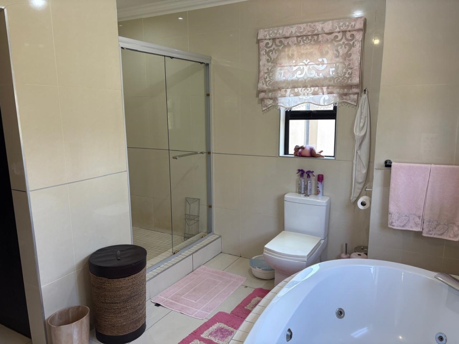 To Let 5 Bedroom Property for Rent in Verresig Country Estate Gauteng