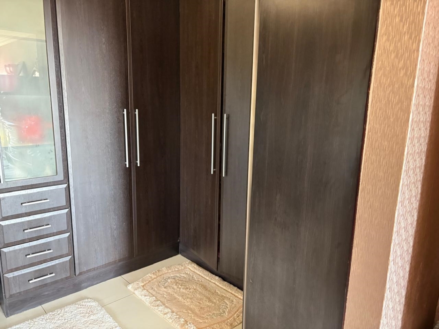 To Let 5 Bedroom Property for Rent in Verresig Country Estate Gauteng